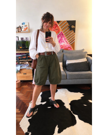Cinto Weimar Caramelo con blusa blanca